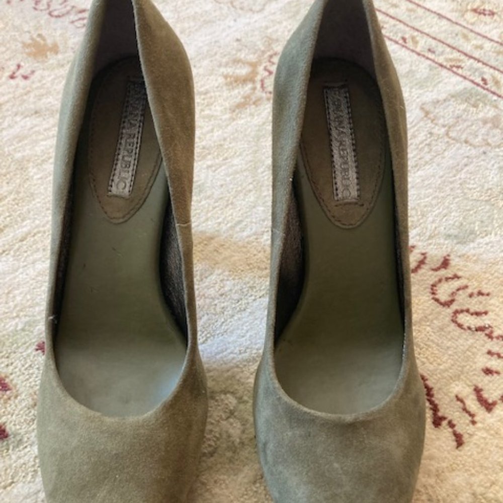 Banana Republic NWOT "Union" DarK Olive Suede Platform Block Heel Pumps